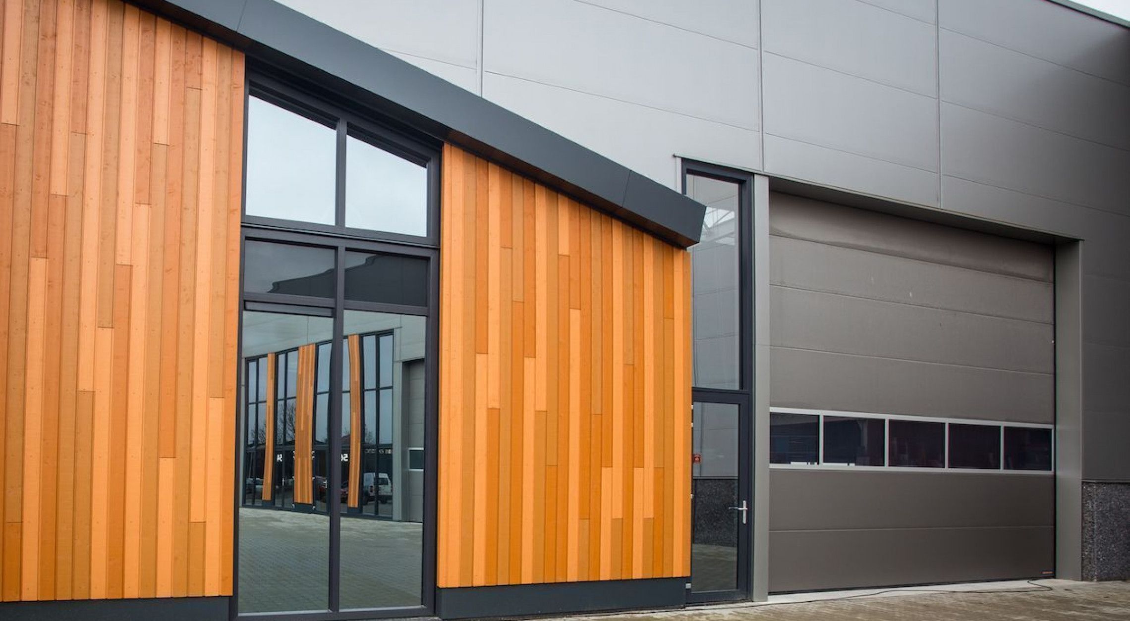 Bedrijfspand bekleed met VäriWood
