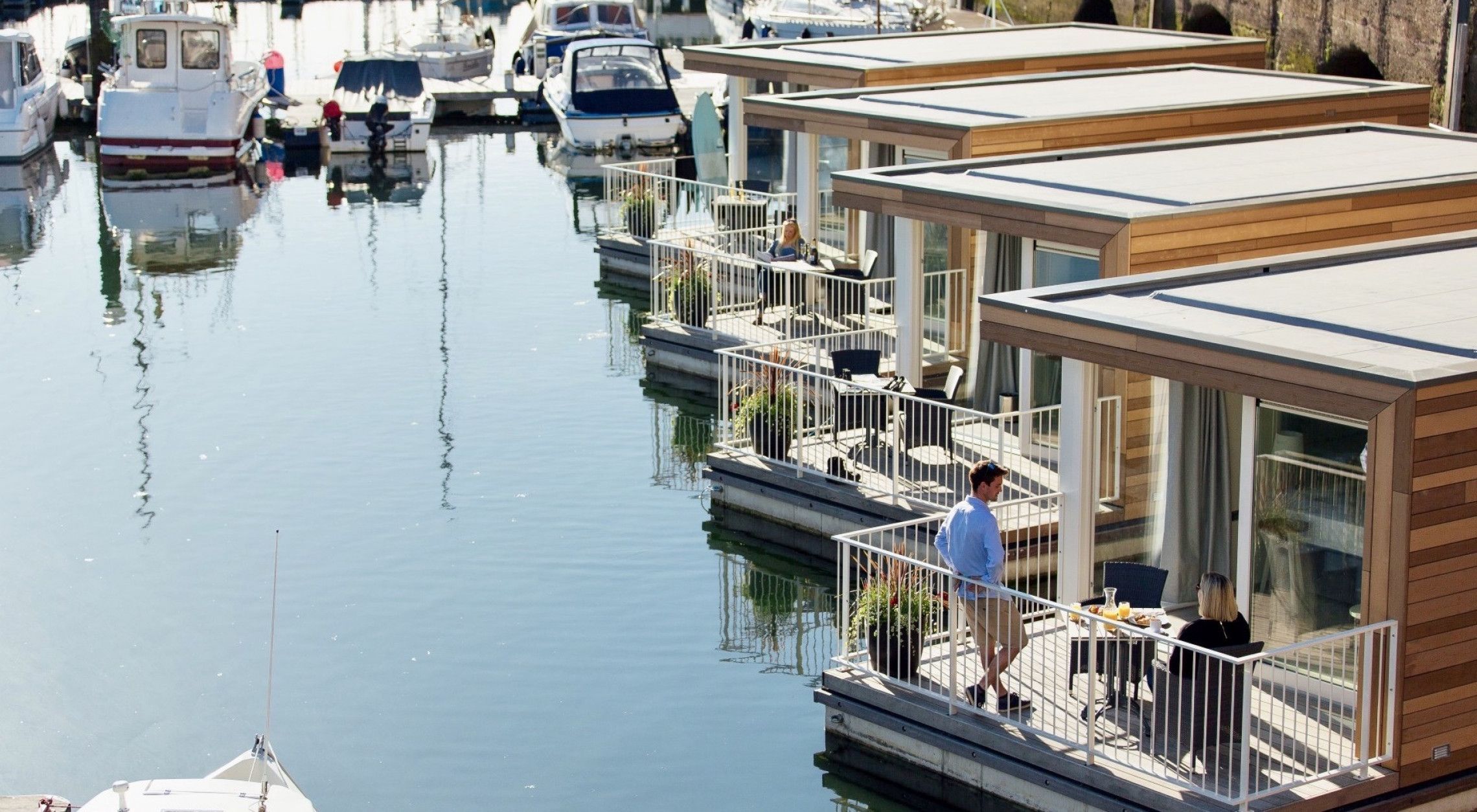 Drijvende hotelkamers met duurzame houten gevel