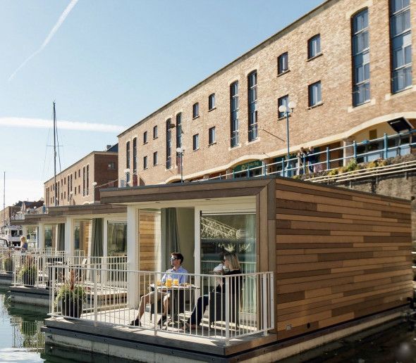 Drijvende hotelkamers - rhombus houtprofiel op de gevel