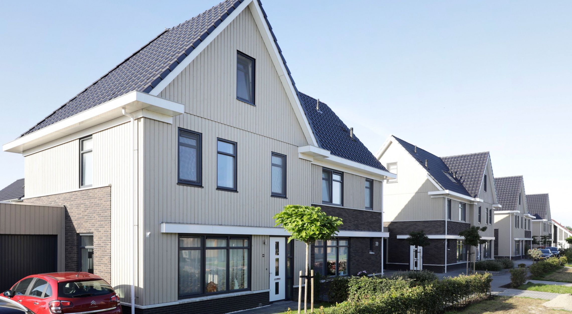 Halfvrijstaande woningen met houten gevelbekleding