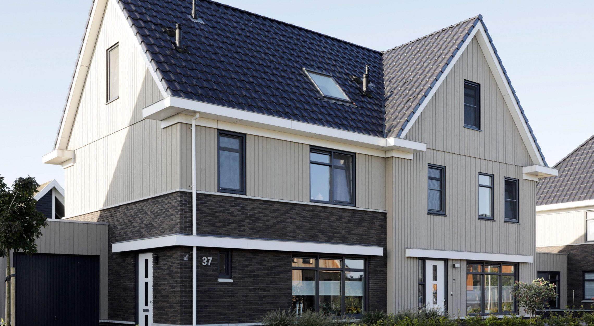 Halfvrijstaande woningen met houten gevelbekleding