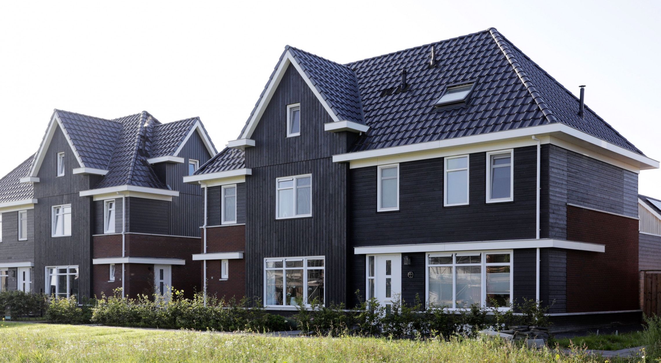 Halfvrijstaande woningen met houten gevelbekleding