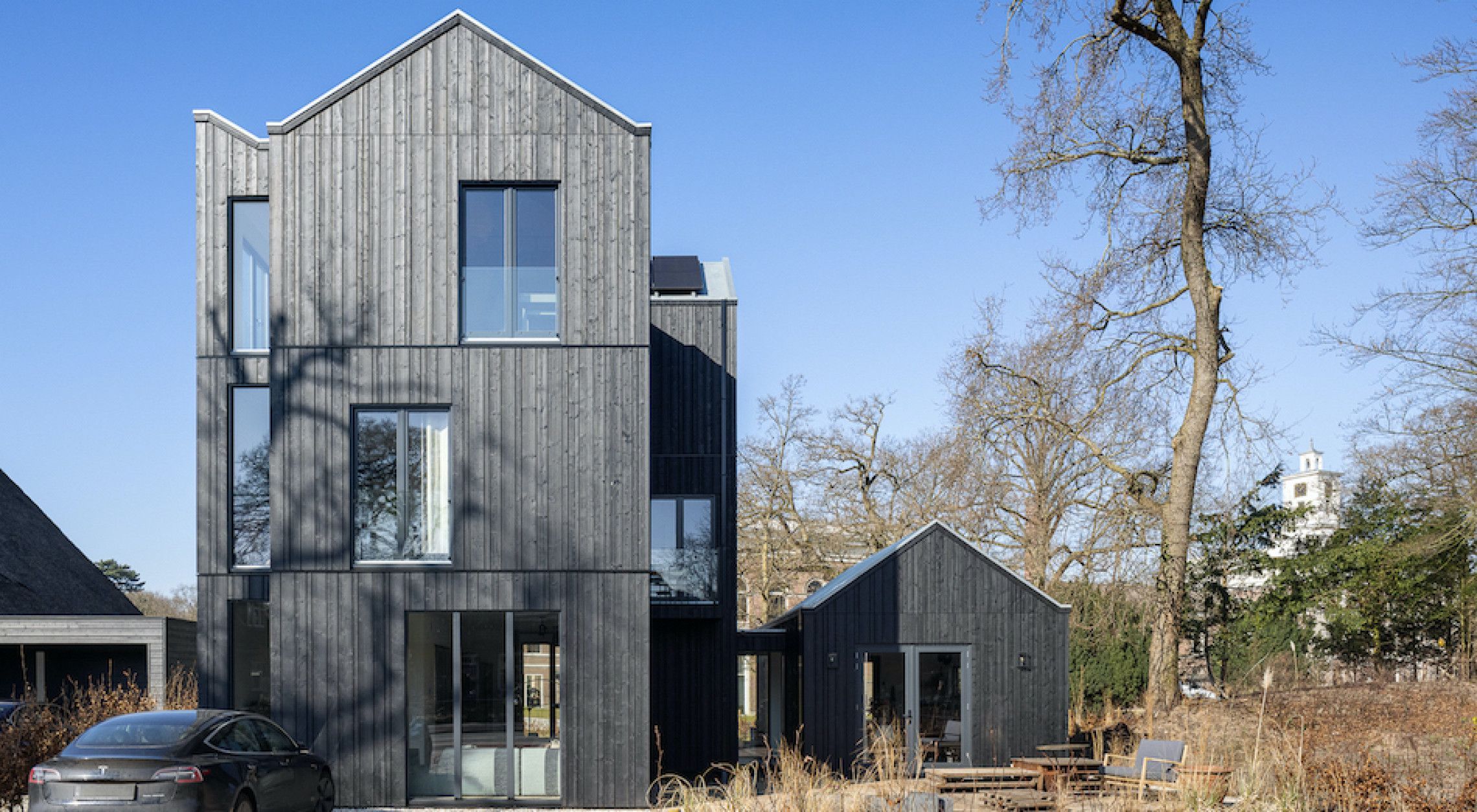 Zwarte houten gevelbekleding