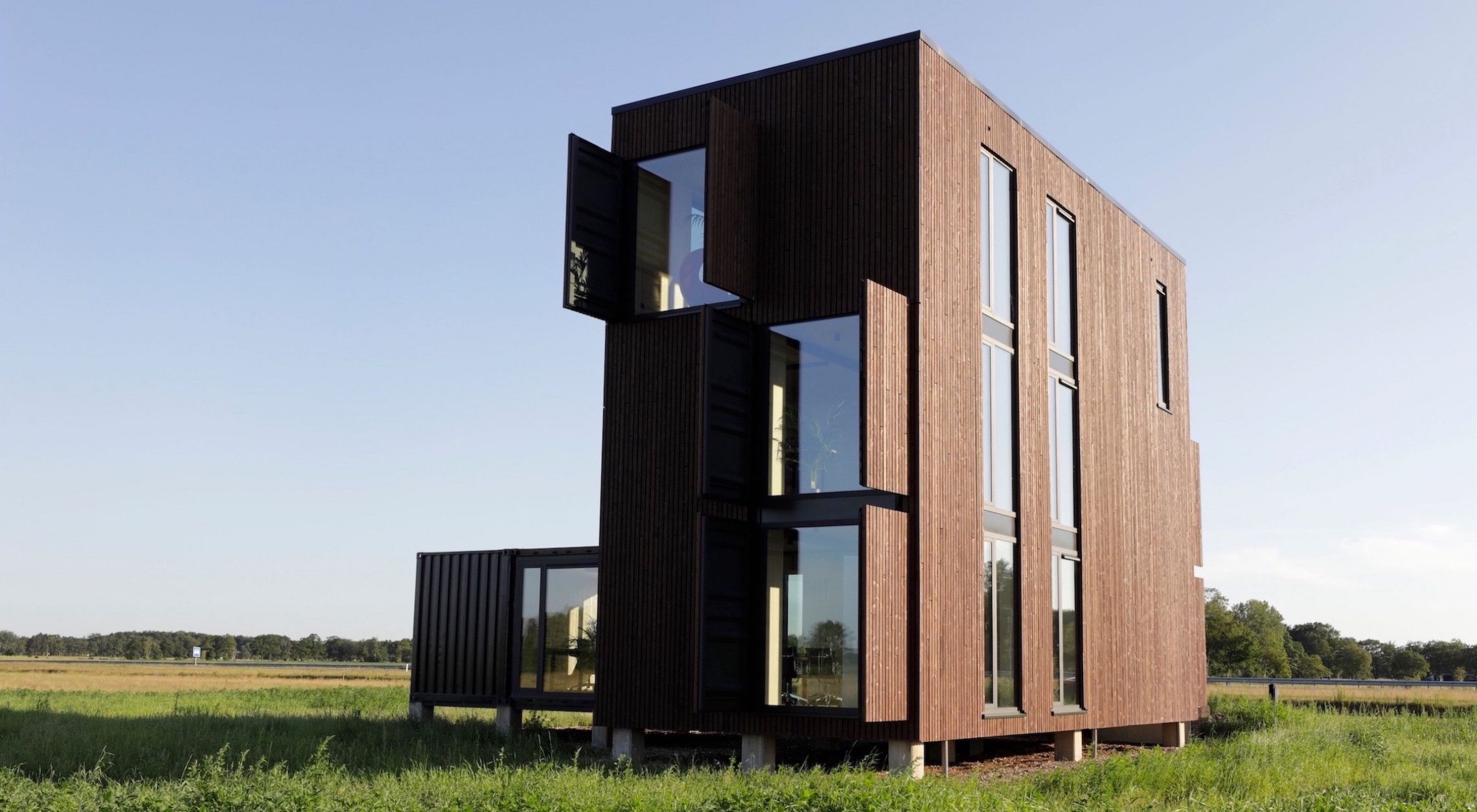 Stoere zeecontainers met houten gevelbekleding